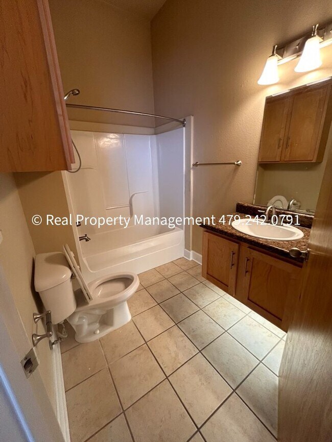 Building Photo - $850 MOVE-IN SPECIAL (does not include app...