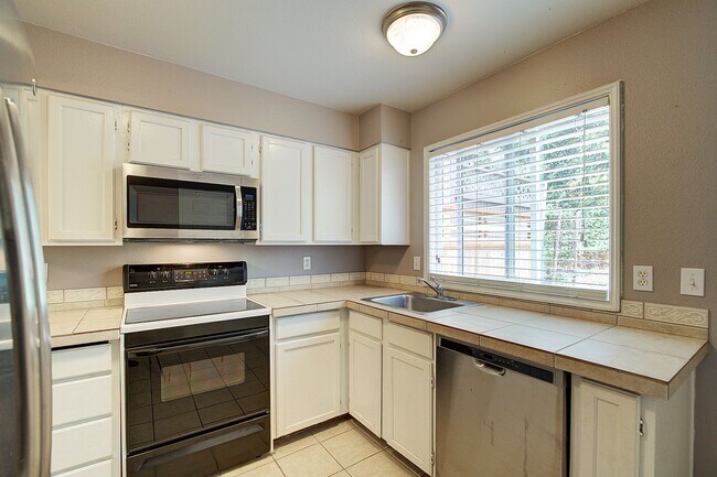 Building Photo - 2bd/2.5ba Woodinville Townhome