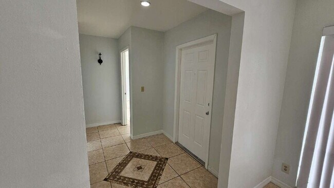 Building Photo - 3 Bedroom Pool Home in North Port - Rent I...