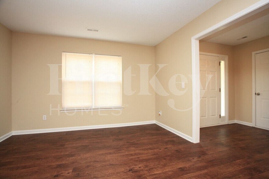 Building Photo - 906 Grassy Patch Ln