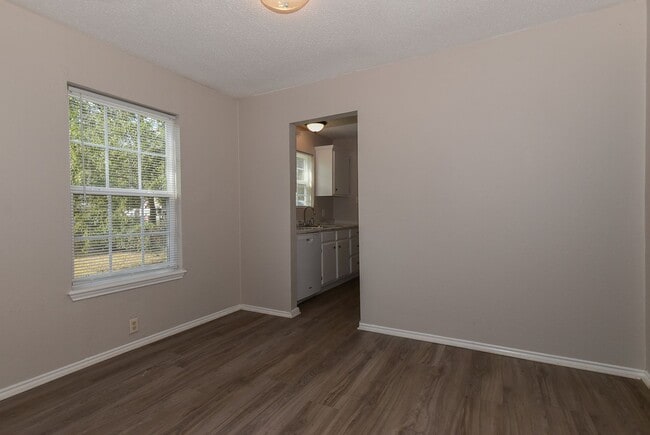 Building Photo - 1103 Pecan Ave