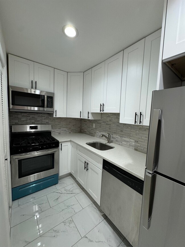 Building Photo - 384 Palisade Ave