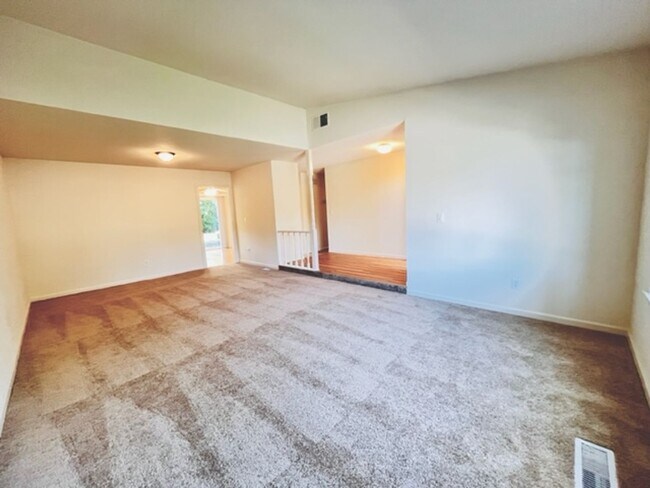 Building Photo - Charming 4BD/2BA, Single-Story Ranch-Style...