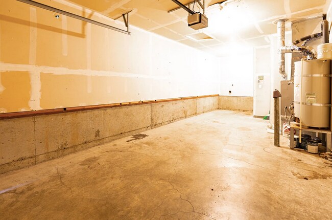Building Photo - Rare 2 X 1.5 Townhome Availble in October