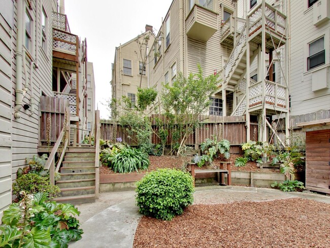 Building Photo - One Bedroom Available Now in Pac Heights!!