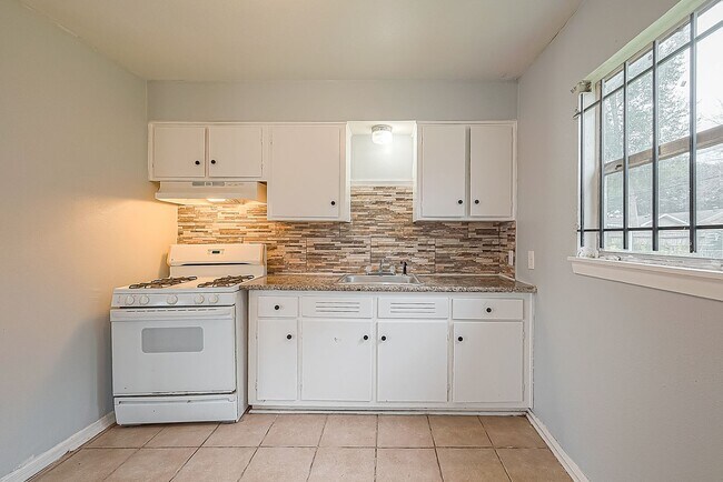 Building Photo - Affordable 3BD/2BA single-family house!