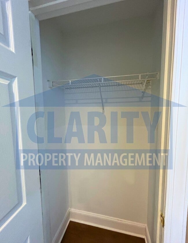 Building Photo - Beautiful three bedroom home in North Clev...