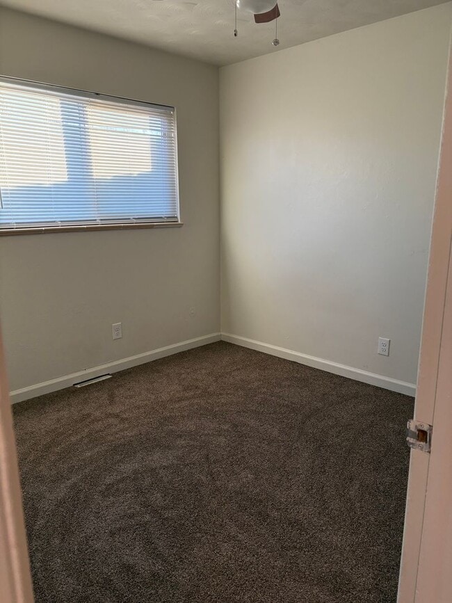 Building Photo - Charming 2-Bedroom Oasis with Spacious Front Yard!