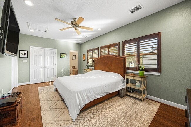 Building Photo - 202 E 7th St