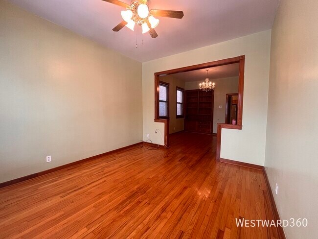 Building Photo - 3110 N Kenmore Ave