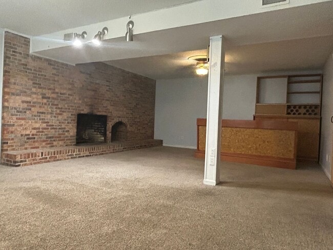 Building Photo - Large 4 bedroom 3 bathroom house in the he...
