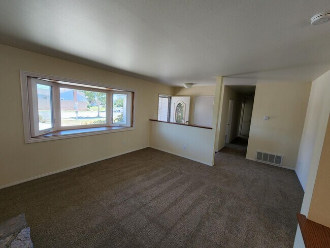 Building Photo - 3 Bedroom 2 Bath Home,