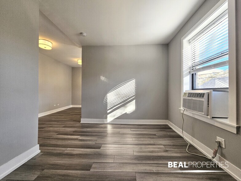 Building Photo - 3935 N Janssen Ave