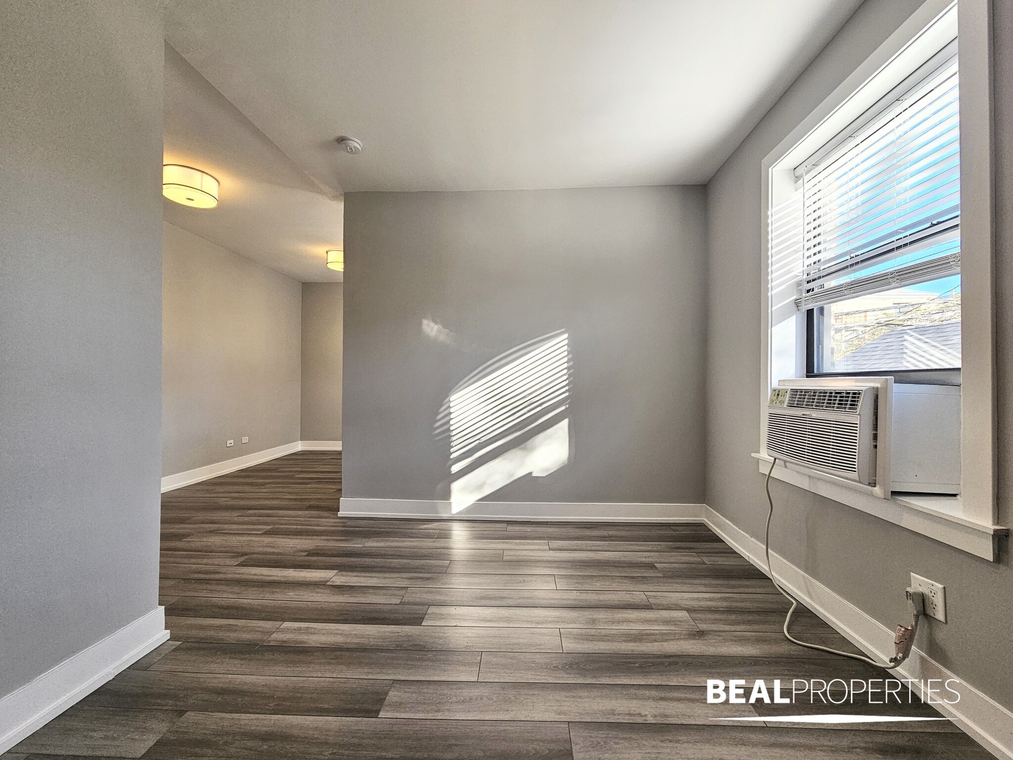 Building Photo - 3935 N Janssen Ave