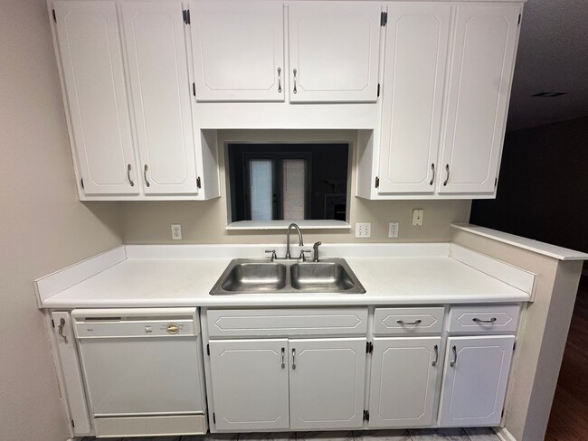 Building Photo - Briarwood West!!!  1/2 OFF FIRST MONTH REN...