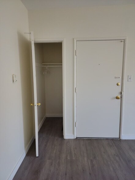 Building Photo - 4767 San Vicente Blvd