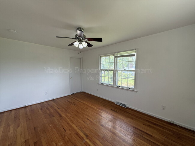 Building Photo - 1804 Sherwood Dr