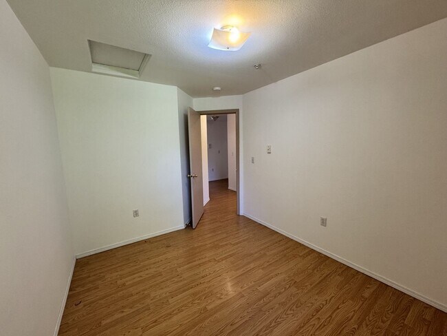 Building Photo - Spacious 3 bed 1.75 bath top floor unit in Des Moines