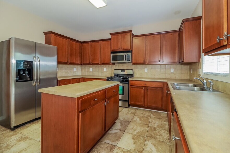 Building Photo - 5080 Fieldstone View Cir