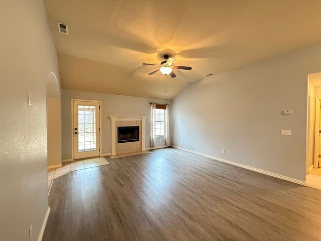 Building Photo - Now Pre-leasing for Mid-April