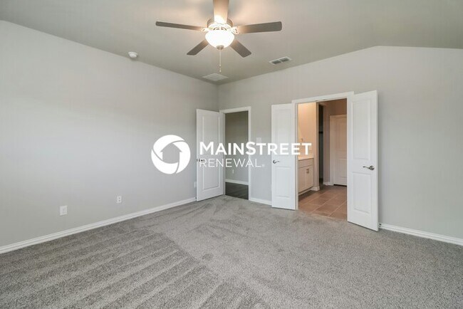 Building Photo - 4 Bedroom Pet-Friendly Home in Fort Worth, TX with Main Street Renewal