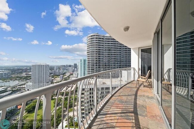 Building Photo - 1750 N Bayshore Dr