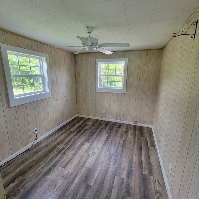 Building Photo - 2 Bed, 1.5 Bath-Residential/Commercial