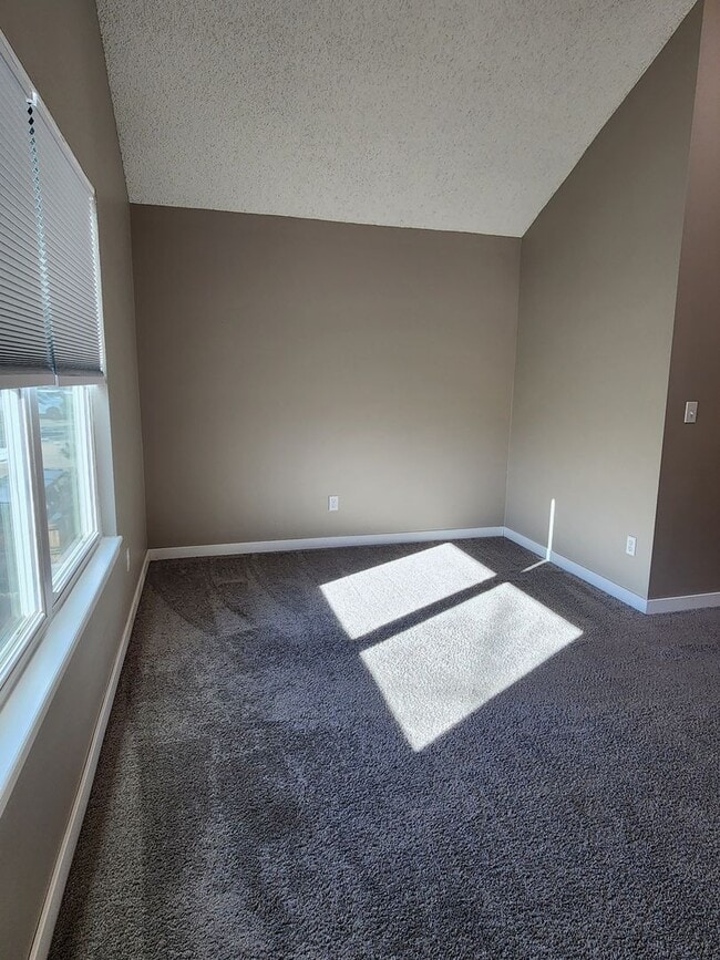 Building Photo - Beautiful Townhome at Monterey Community in Centennial!