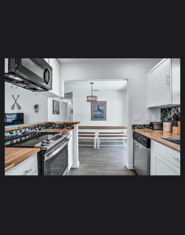 Building Photo - 2142 Mary Sue St