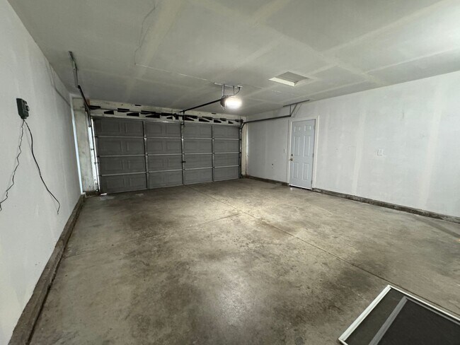 Building Photo - Four Bedroom, Two Bathroom, Water/Sewer/Trash and Yard Maintenance Included!
