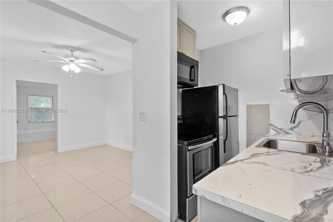 Building Photo - 1040 SW 28th St