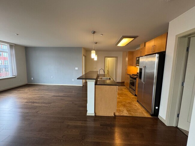 Building Photo - Spacious 2 bed 2 bath, 1000+ sq ft. condo on Market St in Ballard