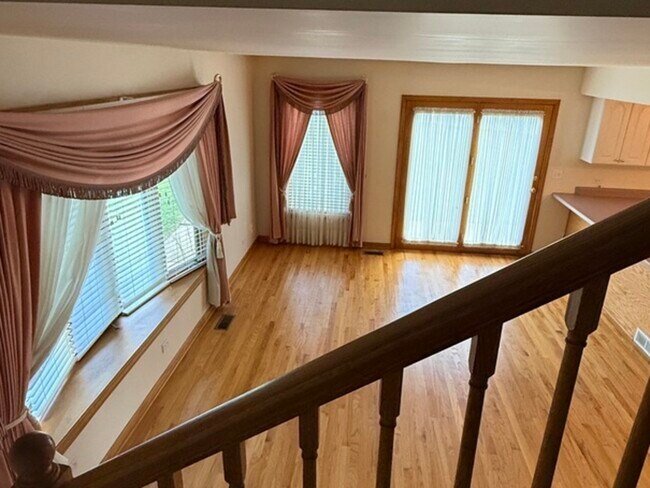 Building Photo - 125 Maple Ct