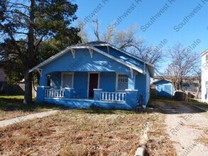 Building Photo - 2 bedroom 1 bath home with a 1 car garage.