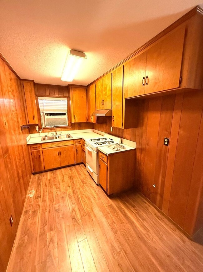 Building Photo - ** 3 bed 1.5 bath located in Southlawn ** Call 334-366-9198 to schedule a self showing