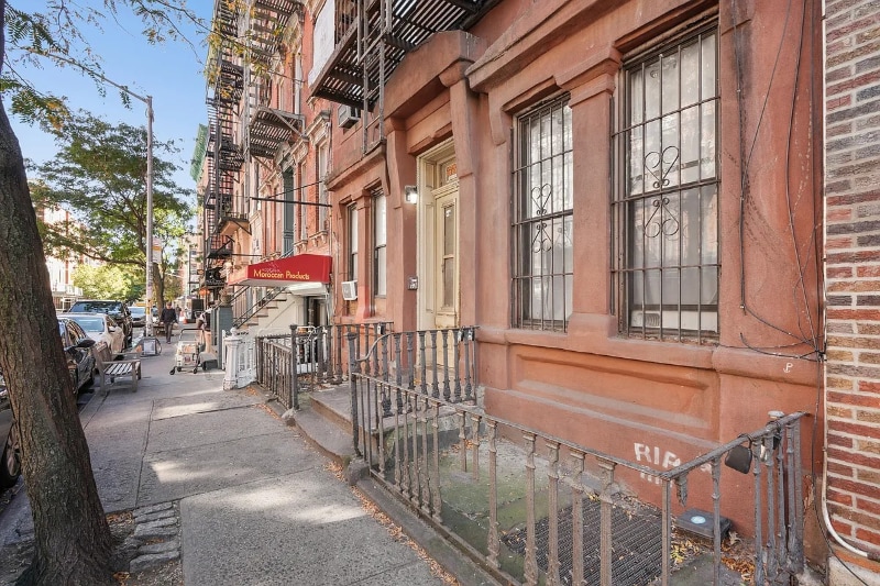 Building Photo - 344 E 9th St