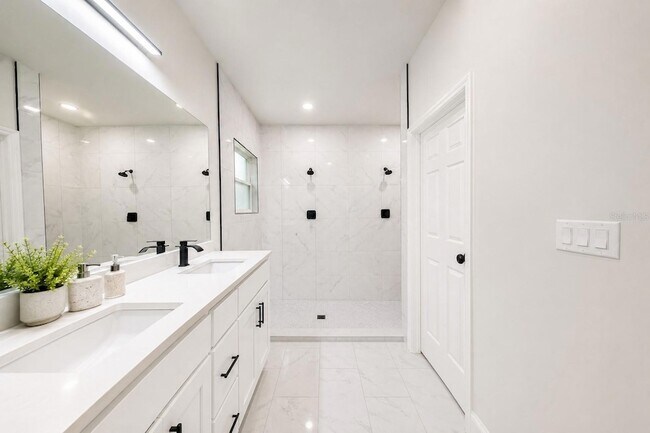 Building Photo - 3286 W Crandon Dr