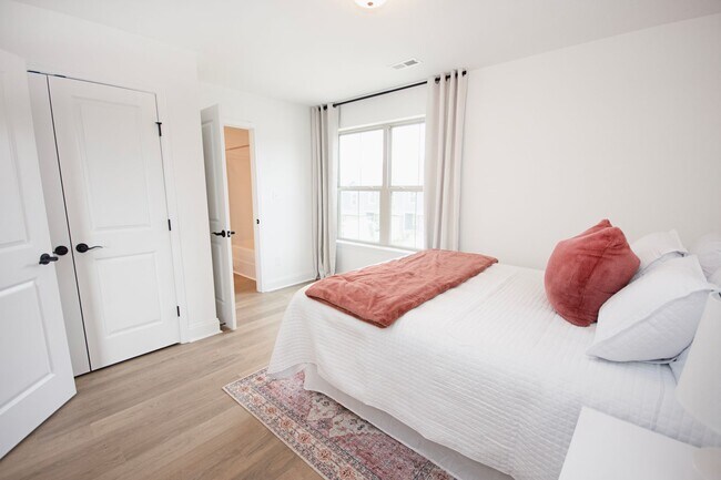 Building Photo - NEWLY RENOVATED with Washer and Dryer Incl...