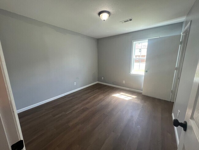Building Photo - 4 bedroom 1 bathroom home in University Manor