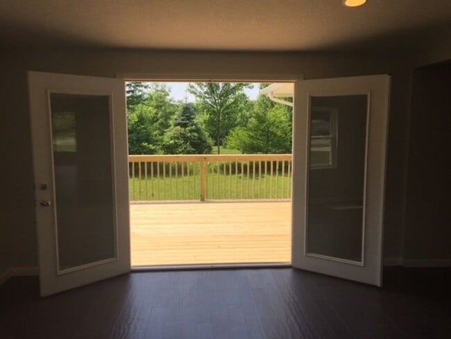 Building Photo - Beautiful home, rural setting but close to...