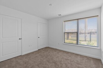 Building Photo - Elevate 17 I