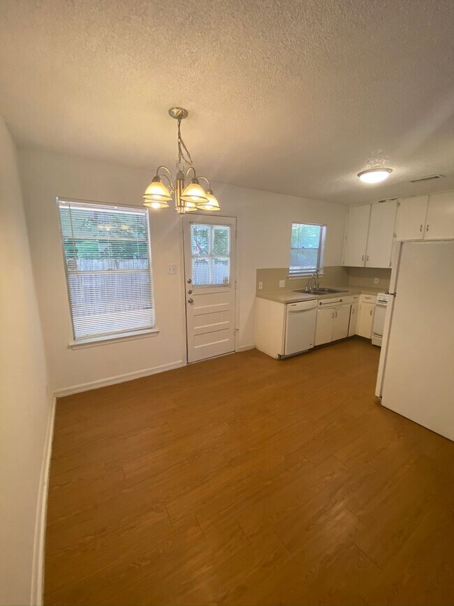 Building Photo - 3402 S Oak Dr