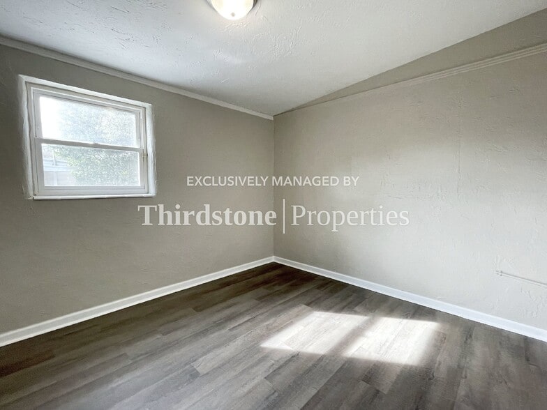 Building Photo - 10452 Pinehurst Dr