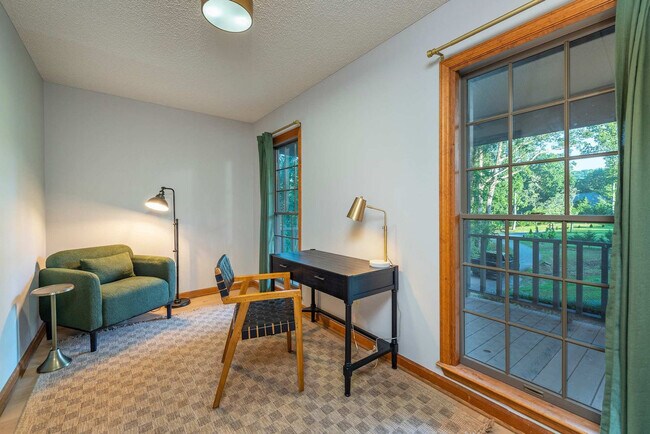 Building Photo - 41 Little Forest Dr