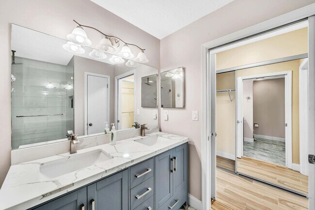 Building Photo - 827 Oak Harbour Dr