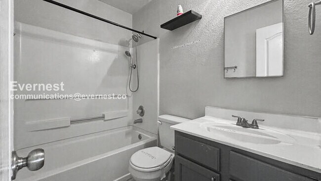 Building Photo - 4 Bed, 2.5 Bath Home with Garage / Pet-Friendly / Available Now!