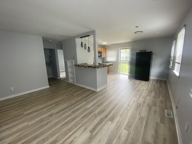 Building Photo - 841 S Addison St