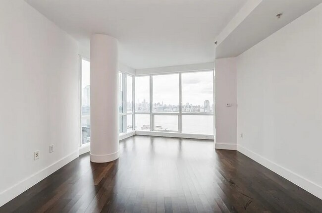 Building Photo - 77 Hudson St