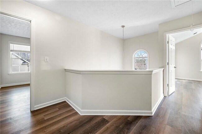 Building Photo - 3300 Northcliff Dr