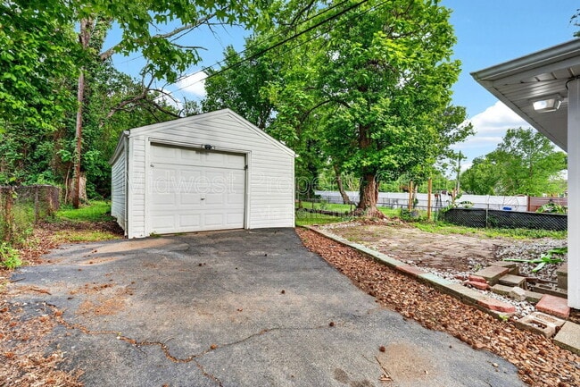 Building Photo - 2352 Rockdale Ave